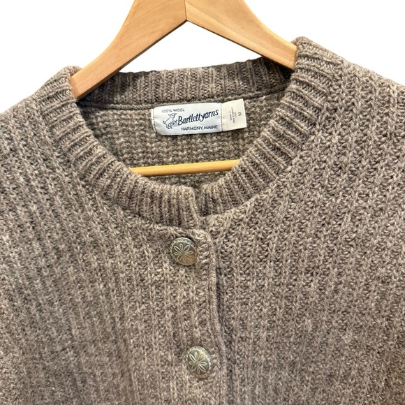 BartlettYarns Women Cardigan reverse shaker stitch with hand cast pewter button - Picture 4 of 14